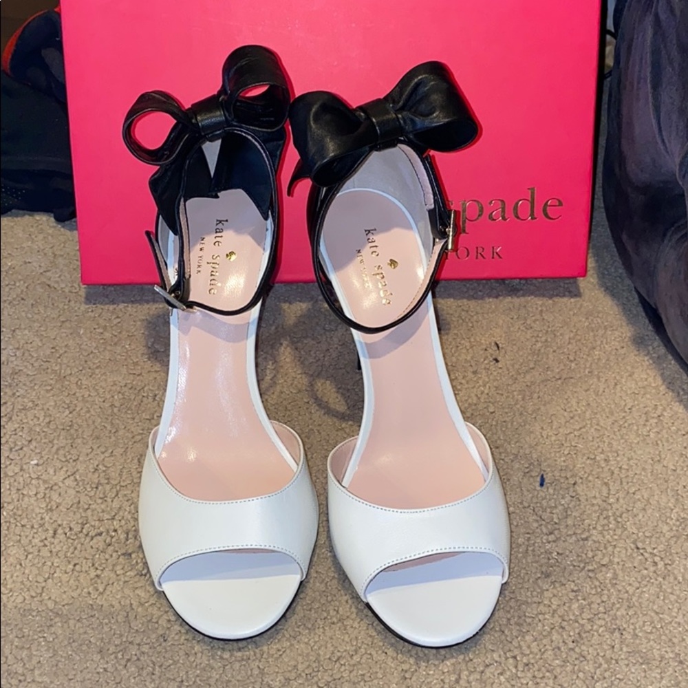 Kate spade izzie pumps black and white